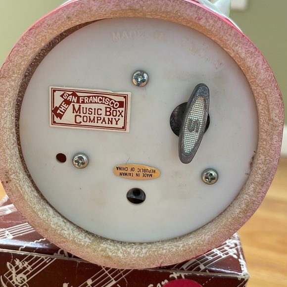 SALE Dinosaur Holiday Wind up Musical Figurine - Picture 5 of 6